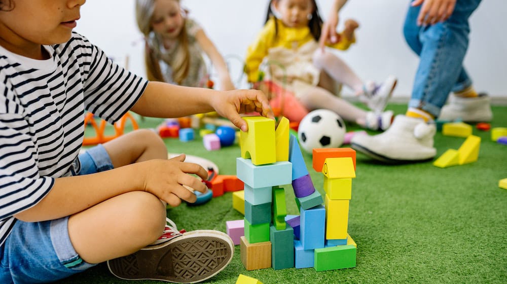 Des enfants jouent avec des cubes de construction