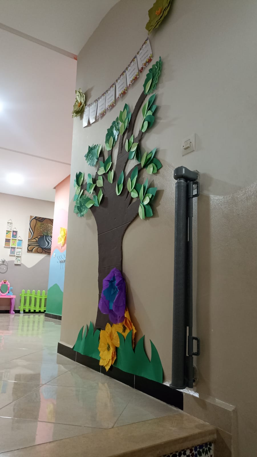L'arbre décoratif de la salle d'éveil